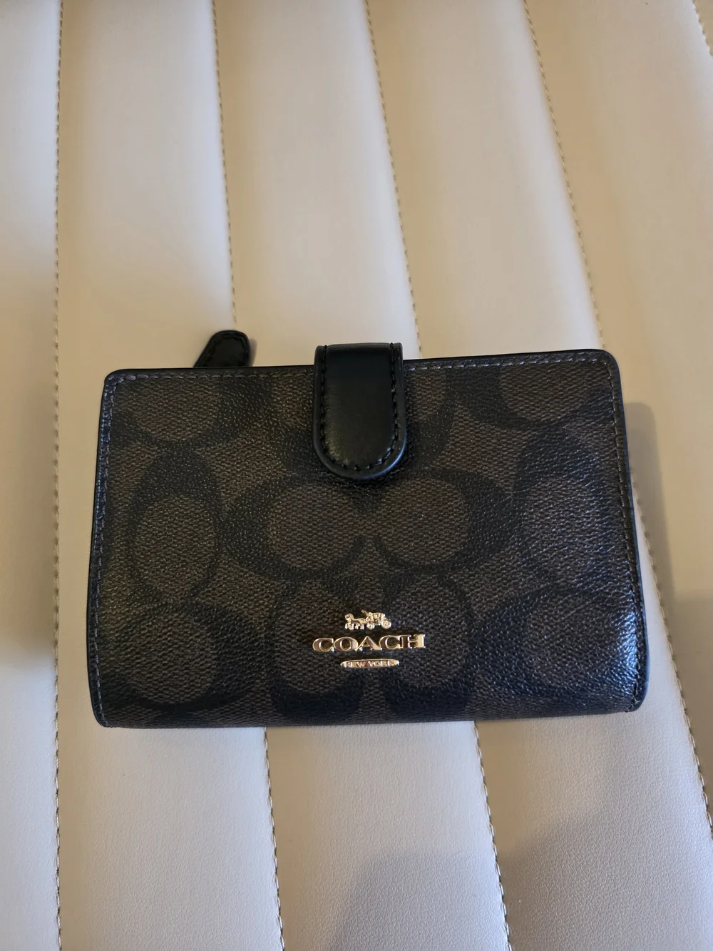 Coach Medium Corner Zip wallet
